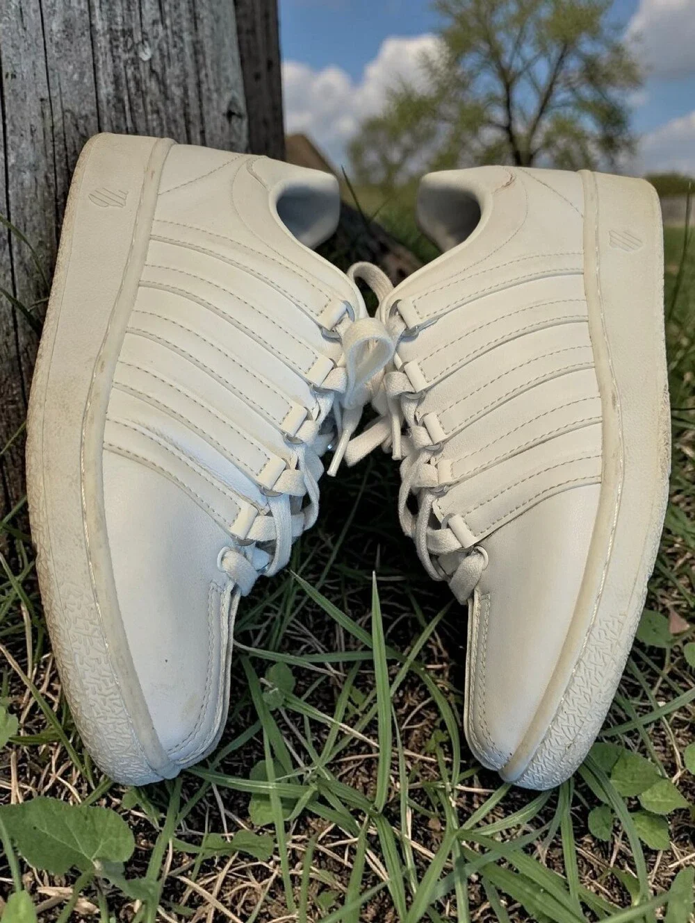 K-Swiss Women's White Leather Sneakers with Embroidered Shield Size 8M - Picture 1 of 8